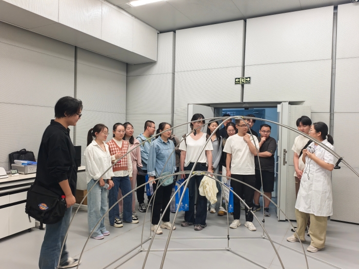 圖為醫療器械生產經營企業、蘭州大學師生代表現場參觀了解醫療器械檢驗檢測儀器設備和工作流程。     馮媛攝